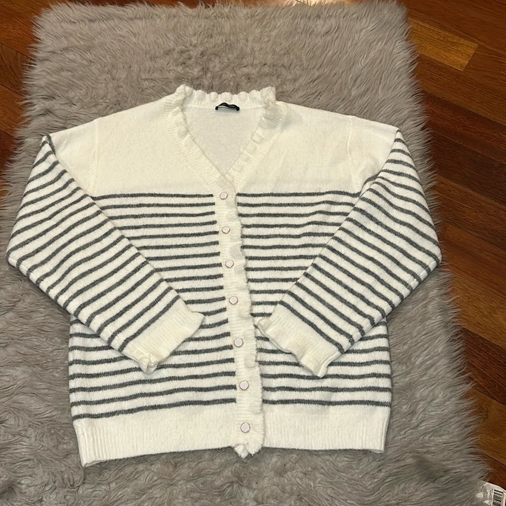 Pretty garden white and gray stripped soft acrylic button front cardigan